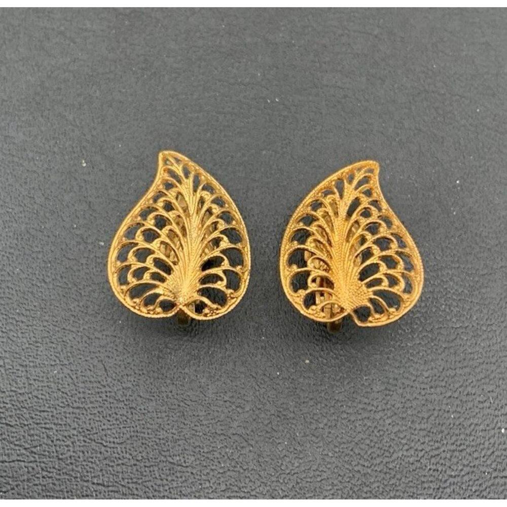 Vintage Gold Tone Filigree Leaf Clip On Earrings - Picture 2 of 4